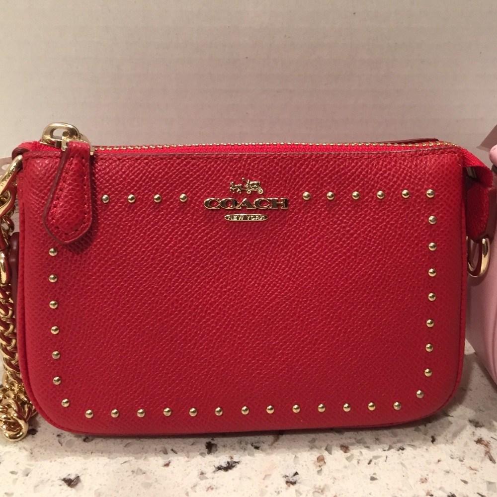 ❤️NEW!!!❤️ RARE! Red Coach Leather Wristlet.
❤️HOLD FOR @myahawadah❤️